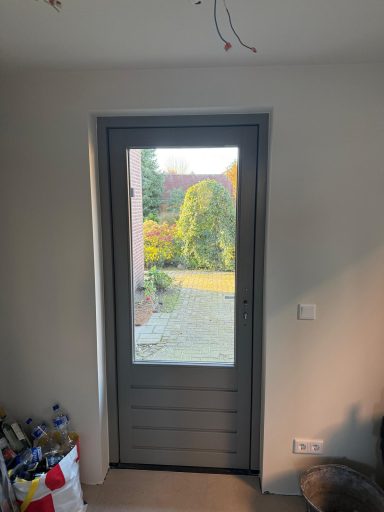 Schilderwerk woonhuis Mill Binnenschilderwerk van een woonhuis in Mill: voordeur en kozijnen strak in de lak voor optimale bescherming.