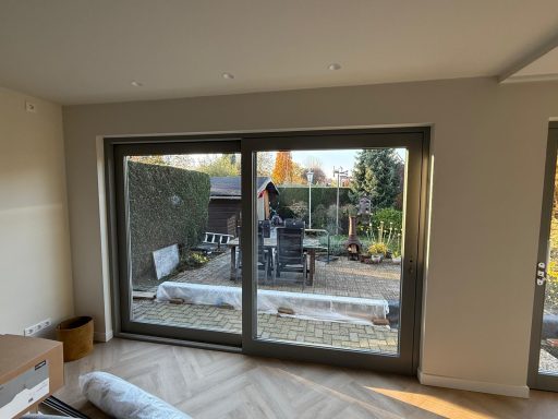 Schilderwerk woonhuis Mill Binnenschilderwerk van een woonhuis in Mill: voordeur en kozijnen strak in de lak voor optimale bescherming.