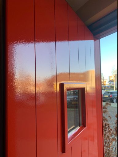 Entree pui Uw woning weer als nieuw? Wij verzorgen strak schilderwerk voor kozijn, deuren, wanden, plafonds en vloeren in regio Uden. Snelle service en