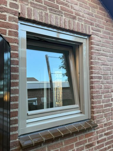 Schilderwerk woonhuis Mill Buitenschilderwerk van een woonhuis in Mill: voordeur en kozijnen strak in de lak voor optimale bescherming.