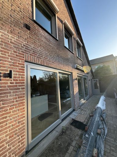 Woonhuis Mill Buitenschilderwerk van een woonhuis in Mill: voordeur en kozijnen strak in de lak voor optimale bescherming.