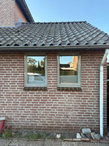 Schilderwerk woonhuis Mill Buitenschilderwerk van een woonhuis in Mill: voordeur en kozijnen strak in de lak voor optimale bescherming.