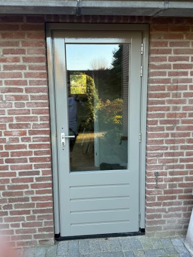 Schilderwerk woonhuis Mill Buitenschilderwerk van een woonhuis in Mill: voordeur en kozijnen strak in de lak voor optimale bescherming.