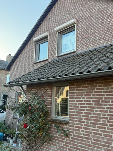 Schilderwerk woonhuis Mill Buitenschilderwerk van een woonhuis in Mill: voordeur en kozijnen strak in de lak voor optimale bescherming.