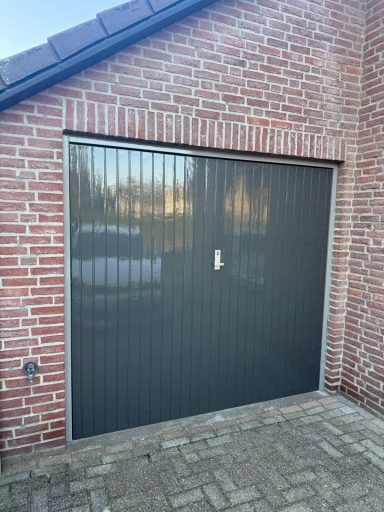 Schilderwerk woonhuis Mill Buitenschilderwerk van een woonhuis in Mill: voordeur en kozijnen strak in de lak voor optimale bescherming.