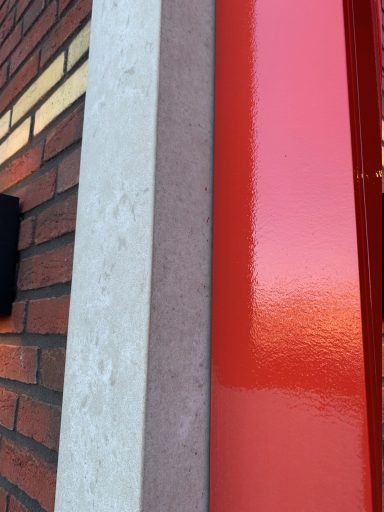 Entree pui Uw woning weer als nieuw? Wij verzorgen strak schilderwerk voor kozijn, deuren, wanden, plafonds en vloeren in regio Uden. Snelle service en