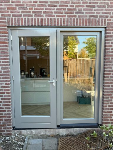 Schilderwerk woonhuis Mill Buitenschilderwerk van een woonhuis in Mill: voordeur en kozijnen strak in de lak voor optimale bescherming.