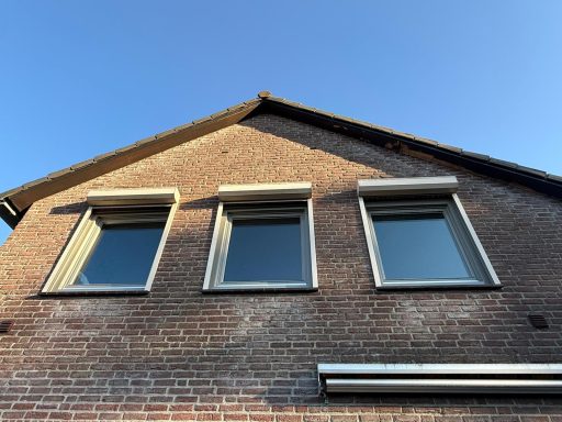 Schilderwerk woonhuis Mill Buitenschilderwerk van een woonhuis in Mill: voordeur en kozijnen strak in de lak voor optimale bescherming.