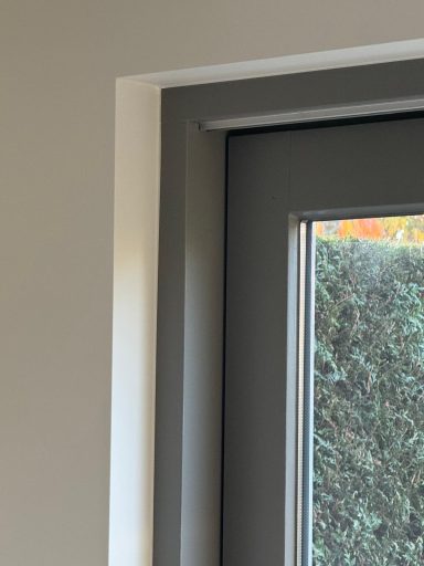 Schilderwerk woonhuis Mill Binnenschilderwerk van een woonhuis in Mill: voordeur en kozijnen strak in de lak voor optimale bescherming.