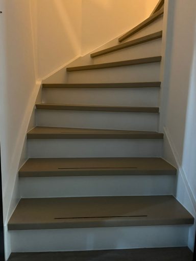 Trap Boekel Professioneel schilderwerk van een houten binnentrap uitgevoerd door een vakschilder.