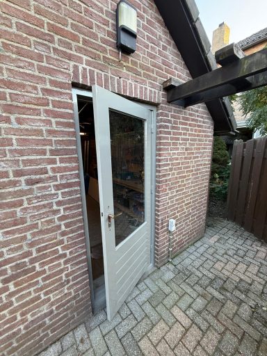 Schilderwerk woonhuis Mill Buitenschilderwerk van een woonhuis in Mill: voordeur en kozijnen strak in de lak voor optimale bescherming.