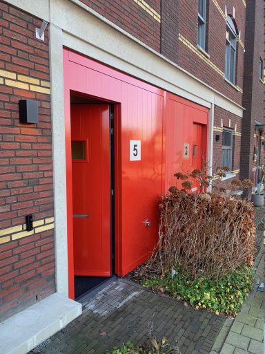 Entree pui Uw woning weer als nieuw? Wij verzorgen strak schilderwerk voor kozijn, deuren, wanden, plafonds en vloeren in regio Uden. Snelle service en