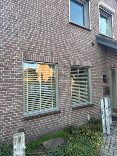 Schilderwerk woonhuis Mill Buitenschilderwerk van een woonhuis in Mill: voordeur en kozijnen strak in de lak voor optimale bescherming.