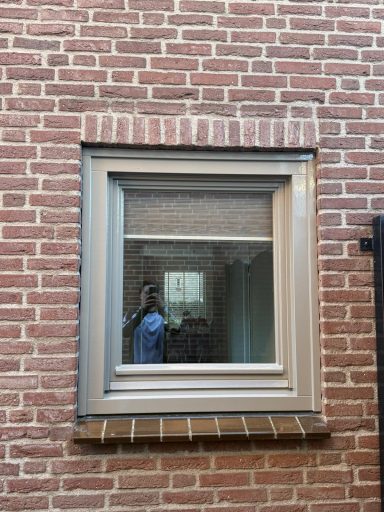 Schilderwerk woonhuis Mill Buitenschilderwerk van een woonhuis in Mill: voordeur en kozijnen strak in de lak voor optimale bescherming.