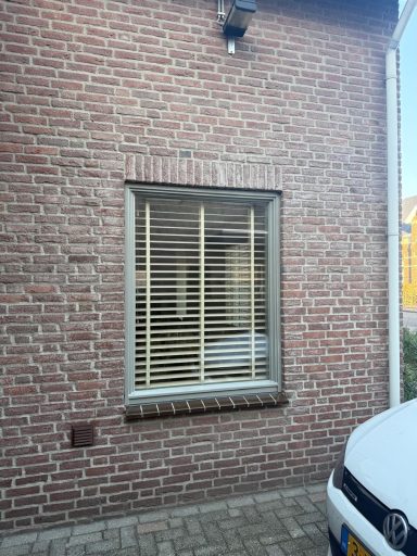 Schilderwerk woonhuis Mill Buitenschilderwerk van een woonhuis in Mill: voordeur en kozijnen strak in de lak voor optimale bescherming.
