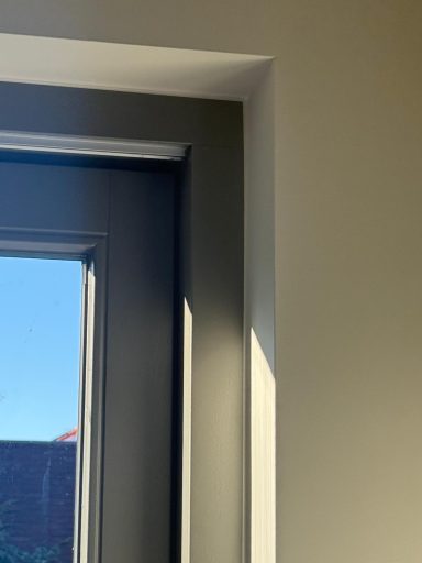 Schilderwerk woonhuis Mill Binnenschilderwerk van een woonhuis in Mill: voordeur en kozijnen strak in de lak voor optimale bescherming.